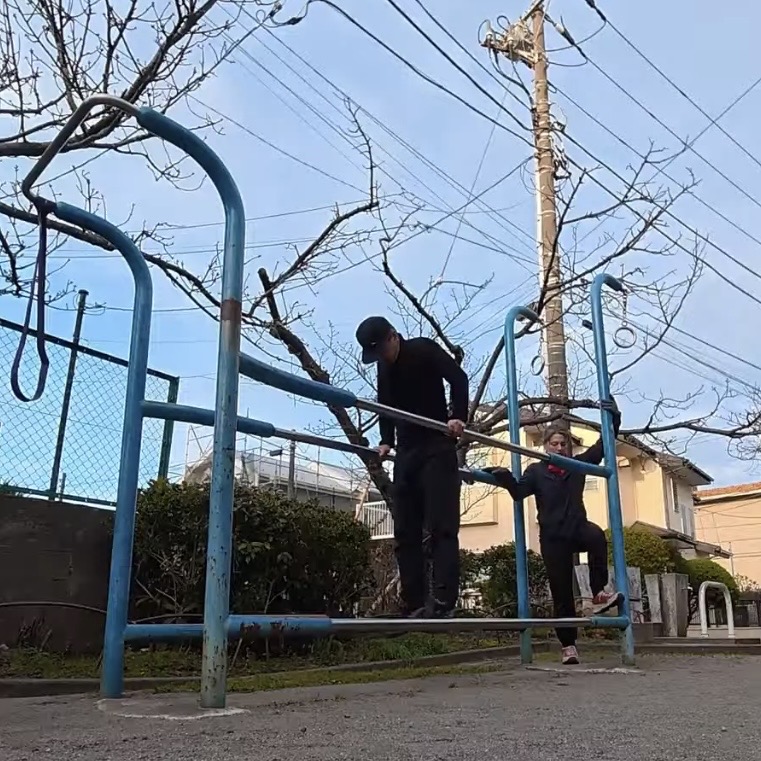 由比ガ浜ぼら公園で懸垂